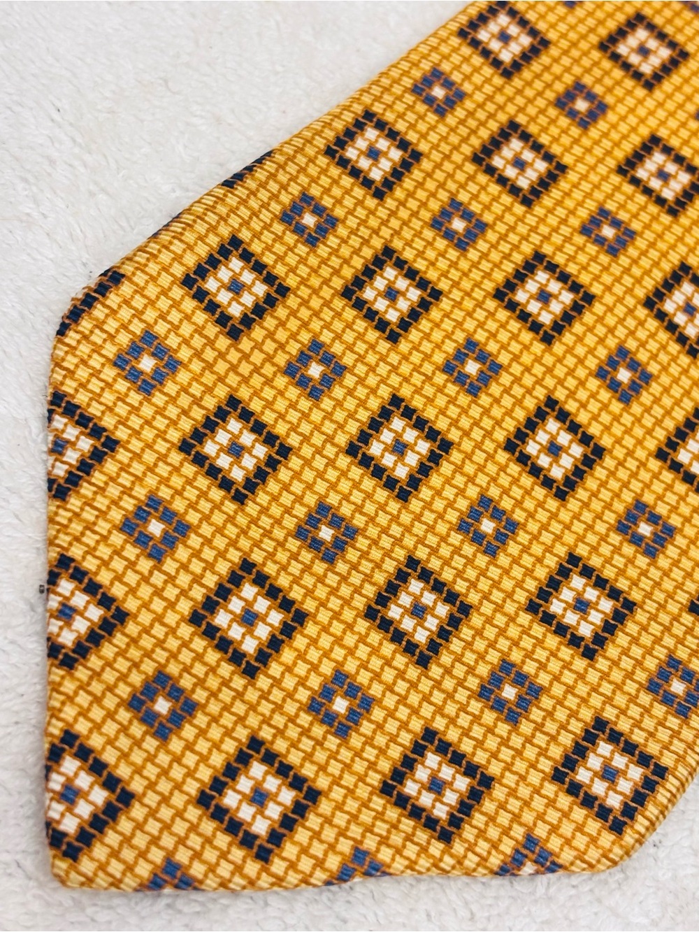 Brand New Stylish Tie By JoS A. Bank - Tie Width Is 4 Inches